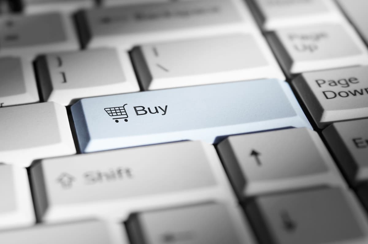Buy button on a keyboard, representing coordination of e-auction activities