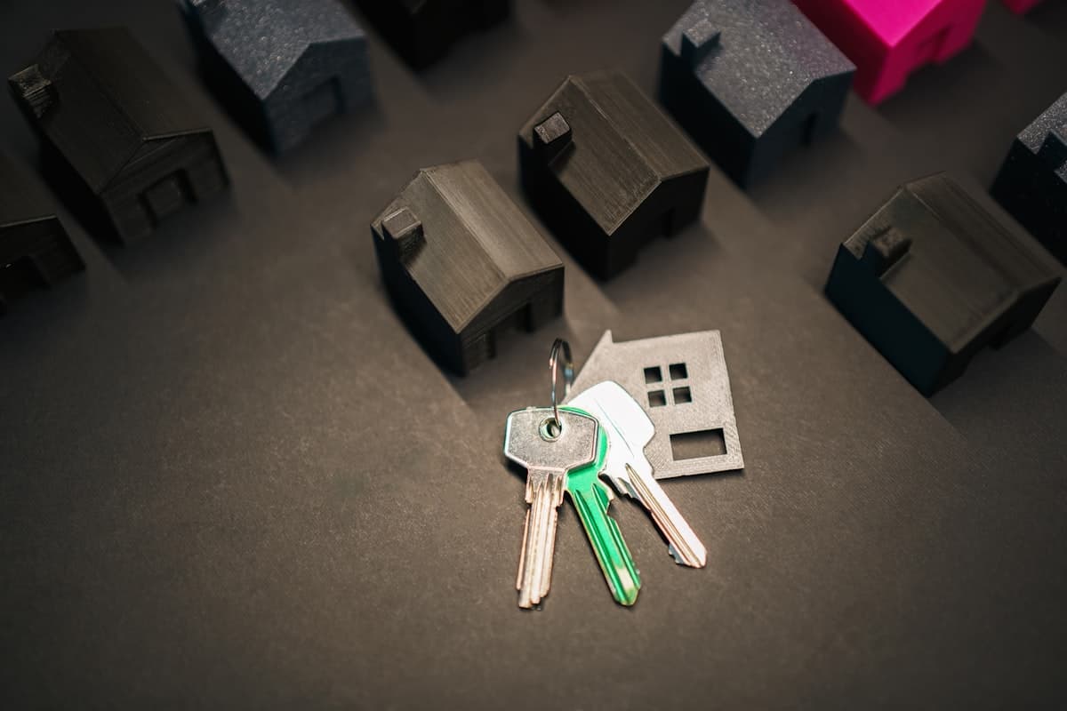 House keys among miniature property models, representing valuation and sale assistance